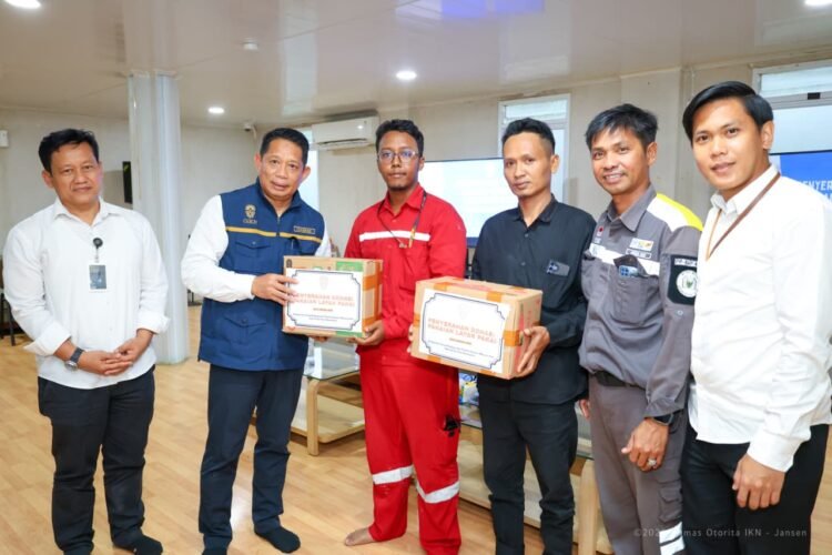 Otorita Ibu Kota Nusantara (IKN) menyerahkan bantuan pakaian layak pakai kepada para pekerja yang terdampak kebakaran di Hunian Pekerja Konstruksi (HPK) Site 1A Tower Nusa Indah di HPK 1 IKN pada Senin (06/10/2025). (Dok. Humas Otorita IKN)