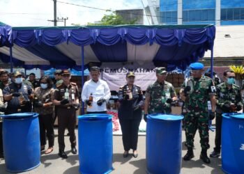 Bea Cukai Kalbagtim memusnahkan barang ilegal senilai Rp1,19 miliar di Balikpapan. (Dok. Muhammad/PortalBalikpapan)