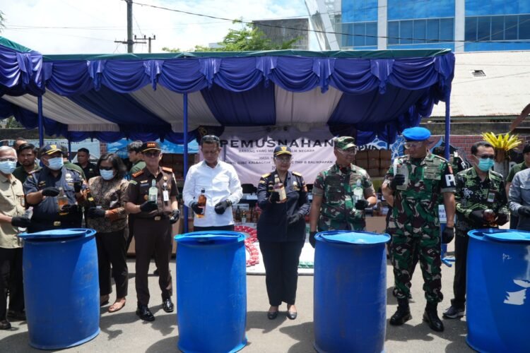 Bea Cukai Kalbagtim memusnahkan barang ilegal senilai Rp1,19 miliar di Balikpapan. (Dok. Muhammad/PortalBalikpapan)