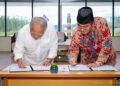 Kepala OIKN Basuki Hadimuljono dan Prof. Jimly Asshiddiqie menandatangani kerja sama penguatan kelembagaan menuju pemerintahan daerah khusus IKN. (Dok. Humas Otorita IKN)