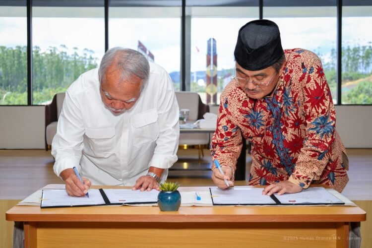 Kepala OIKN Basuki Hadimuljono dan Prof. Jimly Asshiddiqie menandatangani kerja sama penguatan kelembagaan menuju pemerintahan daerah khusus IKN. (Dok. Humas Otorita IKN)