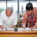 Kepala OIKN Basuki Hadimuljono dan Prof. Jimly Asshiddiqie menandatangani kerja sama penguatan kelembagaan menuju pemerintahan daerah khusus IKN. (Dok. Humas Otorita IKN)