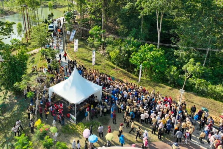 FOTO: Berlokasi di DAS Sanggai, KIPP Nusantara, Ibu Kota Nusantara menorehkan rekor MURI terbaru sebagai aksi penanaman 1010 kopi liberika dengan jumlah peserta terbanyak sejumlah 1486 peserta, Jumat (10/10/2025). (DOK. Humas Otorita IKN)
