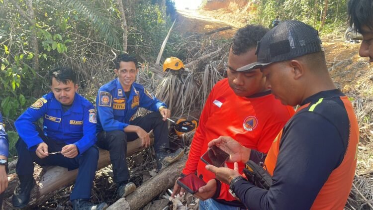 Petugas SAR menyusuri aliran Sungai Kariangau, Balikpapan Barat, lokasi hilangnya seorang pemancing diduga diterkam buaya. (Dok. Muhammad/PortalBalikpapan)