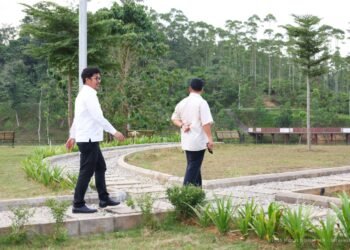 Dimulai dengan peninjauan langsung infrastruktur penting kawasan Nusantara, termasuk DAS Sanggai, Otorita IKN dan BRIN teguhkan kolaborasi kajian penamaan rupa bumi (toponimi) di Kawasan Nusantara, Rabu (15/10/2025). (Dok. Humas Otorita IKN)