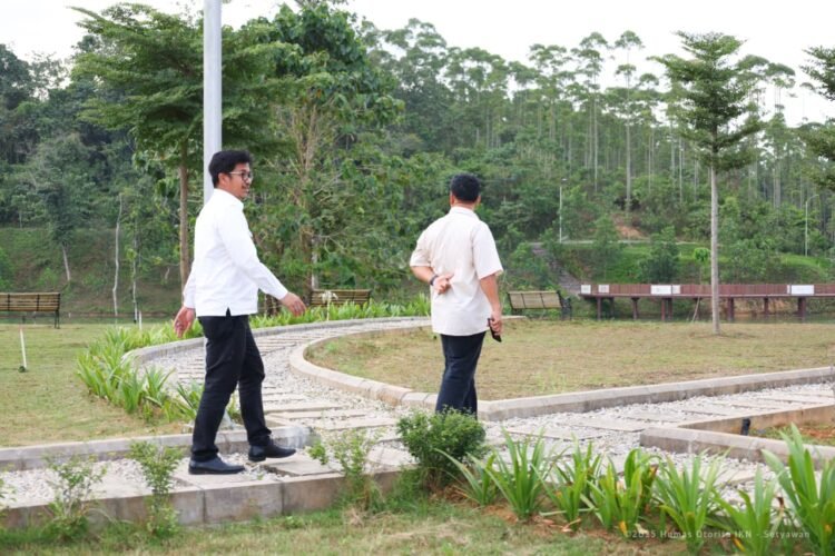 Dimulai dengan peninjauan langsung infrastruktur penting kawasan Nusantara, termasuk DAS Sanggai, Otorita IKN dan BRIN teguhkan kolaborasi kajian penamaan rupa bumi (toponimi) di Kawasan Nusantara, Rabu (15/10/2025). (Dok. Humas Otorita IKN)