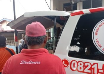 Suasana haru saat ambulans yang membawa jenazah korban tiba di kediamannya siang tadi. (Dok. Taufik Gopek/PortalBalikpapan)