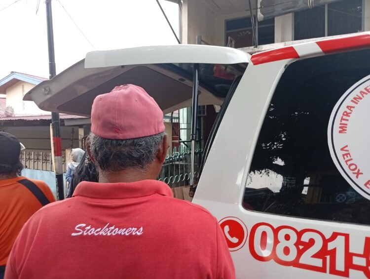 Suasana haru saat ambulans yang membawa jenazah korban tiba di kediamannya siang tadi. (Dok. Taufik Gopek/PortalBalikpapan)