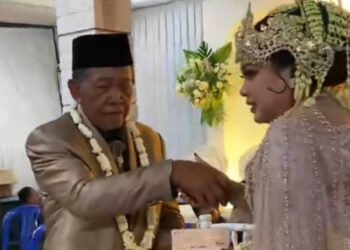 Tarman (76) dan Sela Arika (21) saat prosesi akad nikah di Pacitan yang viral karena mahar cek Rp3 miliar. (Dok. Istimewa)