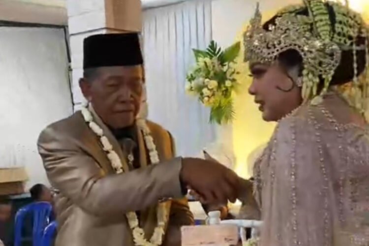 Tarman (76) dan Sela Arika (21) saat prosesi akad nikah di Pacitan yang viral karena mahar cek Rp3 miliar. (Dok. Istimewa)