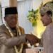 Tarman (76) dan Sela Arika (21) saat prosesi akad nikah di Pacitan yang viral karena mahar cek Rp3 miliar. (Dok. Istimewa)