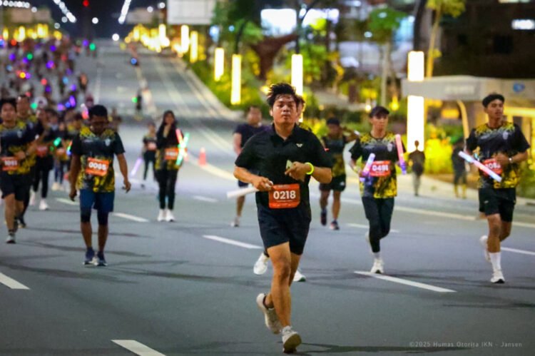 Para peserta Qubika Nusantara Glow Run 7K 2025 memeriahkan running event sejauh 7 kilometer di wilayah Nusantara saat malam hari. (Dok. Humas Otorita IKN)