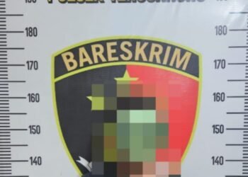 Tersangka pencurian handphone diamankan Polsek Tenggarong bersama barang bukti di Samarinda. (Dok. Humas Polda Kaltim)