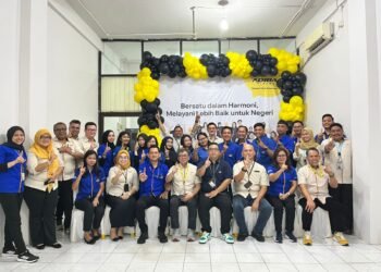 Jajaran manajemen Adira Finance bersama mantan manajemen Mandala Finance saat seremoni “Bersatu dalam Harmoni” di Kalimantan. (Dok. FR/PortalBalikpapan)