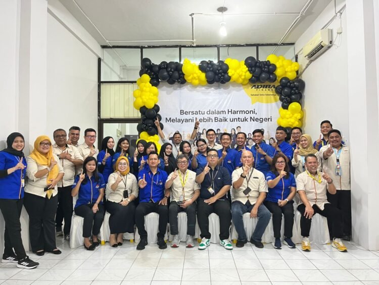 Jajaran manajemen Adira Finance bersama mantan manajemen Mandala Finance saat seremoni “Bersatu dalam Harmoni” di Kalimantan. (Dok. FR/PortalBalikpapan)