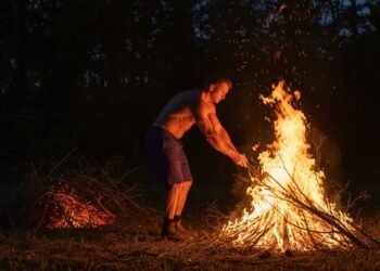 Ilustrasi orang membakar sampah. (Dok. AI)