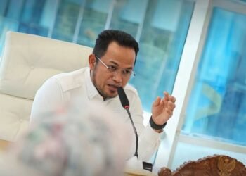 Gubernur Kaltim Dr. H. Rudy Mas’ud bersama jajaran Pemprov Kaltim saat rapat pembahasan APBD Perubahan 2025 di Samarinda. (Dok. Istimewa)