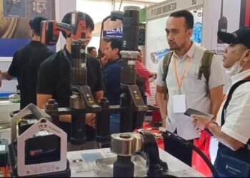 Para pengunjung antusias melihat berbagai produk dan peralatan industri yang dipamerkan dalam BEX Edisi ke-4 di BSCC Dome. (FOTO: Muhammad Taufik/PortalBalikpapan)