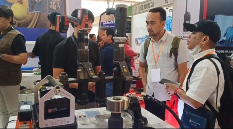 Para pengunjung antusias melihat berbagai produk dan peralatan industri yang dipamerkan dalam BEX Edisi ke-4 di BSCC Dome. (FOTO: Muhammad Taufik/PortalBalikpapan)