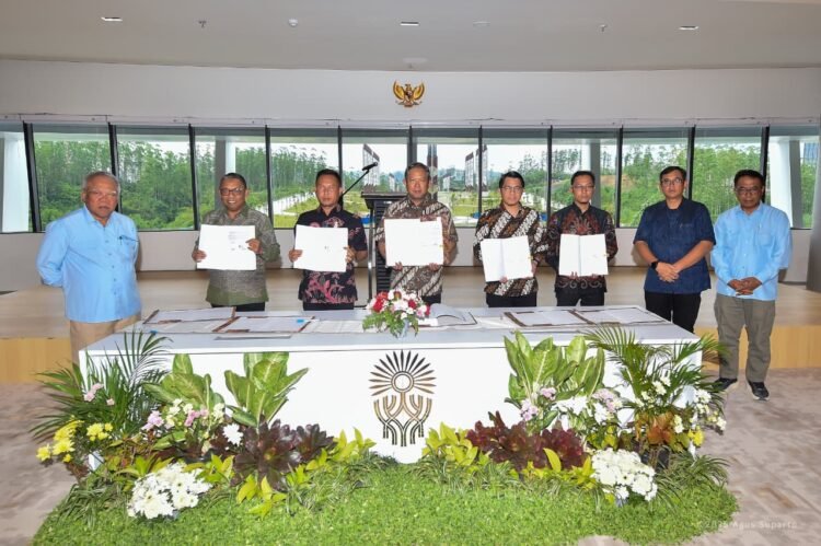 Otorita IKN bersama mitra pelaksana proyek resmi memulai pembangunan embung dan kolam retensi di KIPP 1B dan 1C. (Dok. Humas Otorita IKN)