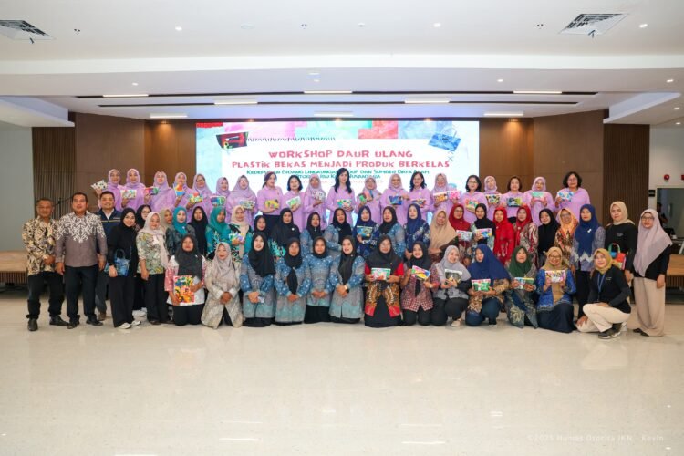 DWP Otorita IKN menggelar workshop daur ulang plastik dalam rangka HUT ke-26 DWP di Nusantara. (Dok. Humas Otorita IKN)