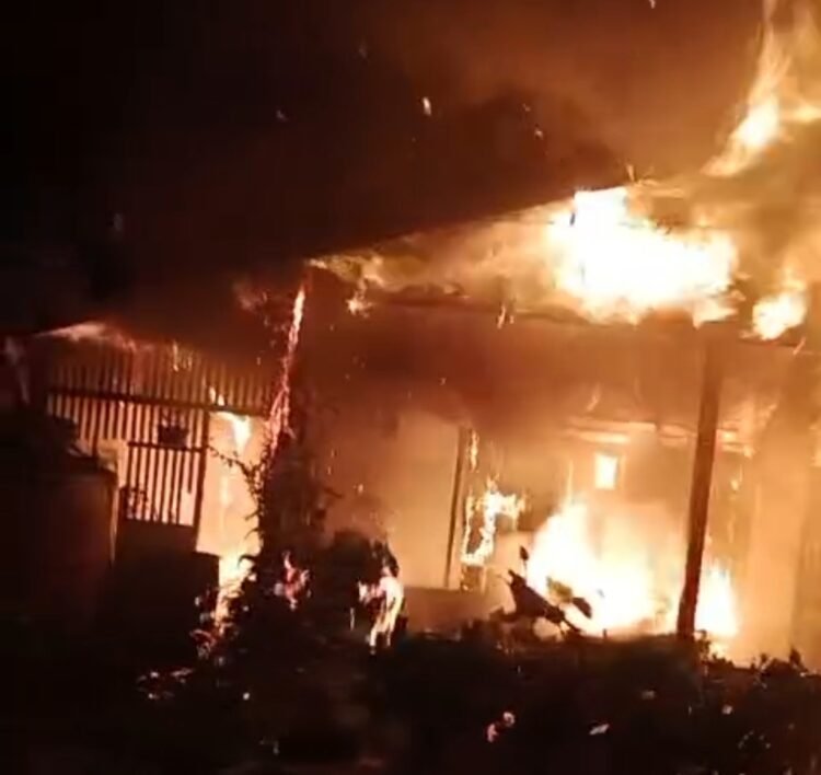 Tangkapan layar kondisi rumah warga di Jalan Prona 3 usai dilalap api pada Minggu dini hari. (Doc. Wag via Djuned)