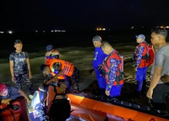 Petugas Ditpolairud bersama Basarnas melakukan pencarian korban tenggelam di Pantai Kemala, Balikpapan. (Dok. Polairud Polda Kaltim)