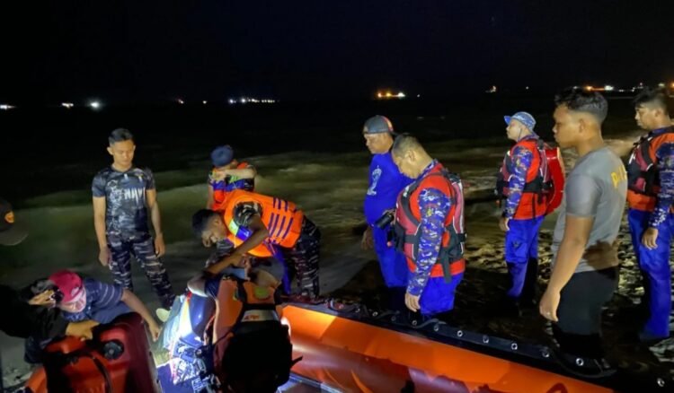Petugas Ditpolairud bersama Basarnas melakukan pencarian korban tenggelam di Pantai Kemala, Balikpapan. (Dok. Polairud Polda Kaltim)
