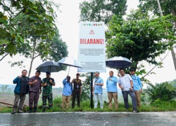 Otorita IKN bersama TNI, Polri, dan instansi terkait memasang plang larangan aktivitas ilegal di titik rawan perambahan kawasan Tahura Bukit Soeharto. (Dok. Humas Otorita IKN)