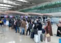 Aktivitas penumpang di terminal keberangkatan Bandara SAMS Sepinggan Balikpapan seiring meningkatnya trafik udara saat Nataru. (FOTO: MHD/PortalBalikpapan)