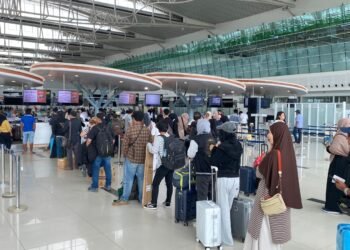 Aktivitas penumpang di terminal keberangkatan Bandara SAMS Sepinggan Balikpapan seiring meningkatnya trafik udara saat Nataru. (FOTO: MHD/PortalBalikpapan)
