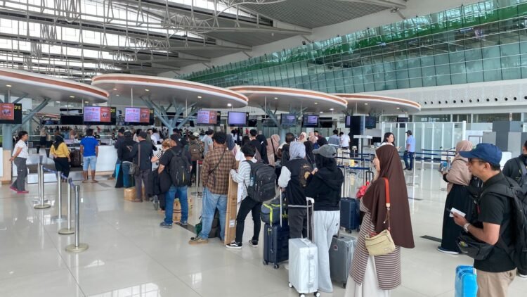 Aktivitas penumpang di terminal keberangkatan Bandara SAMS Sepinggan Balikpapan seiring meningkatnya trafik udara saat Nataru. (FOTO: MHD/PortalBalikpapan)