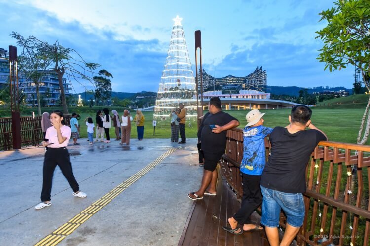 Kawasan Inti Pusat Pemerintahan IKN tampak ramai, dengan fasilitas umum dan kantong parkir dimaksimalkan untuk kenyamanan pengunjung. (Dok. Humas Otorita IKN)