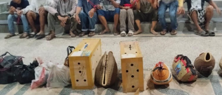 Tim Patroli 110 mengamankan sejumlah warga dan peralatan sabung ayam saat operasi penindakan perjudian di Balikpapan. (Dok. MHD/PortalBalikpapan)