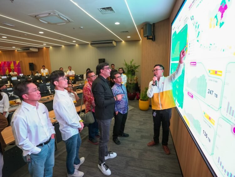 Aktivitas pemantauan jaringan Indosat dilakukan secara terpusat melalui Digital Intelligence Operation Center (DIOC) menjelang libur akhir tahun. (Dok. IOH/Taufik)