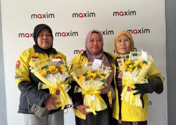 Pengemudi perempuan Maxim menerima bunga dan merchandise saat peringatan Hari Ibu di Kalimantan Timur. (Dok. Taufik/PortalBalikpapan)