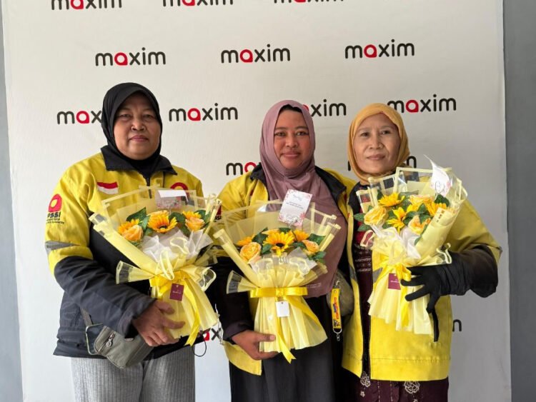 Pengemudi perempuan Maxim menerima bunga dan merchandise saat peringatan Hari Ibu di Kalimantan Timur. (Dok. Taufik/PortalBalikpapan)