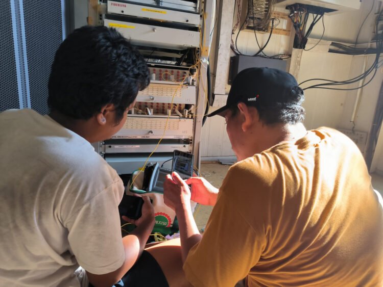 Petugas Indosat Ooredoo Hutchison melakukan pemulihan jaringan telekomunikasi di wilayah terdampak banjir di Sumatera. (FOTO: IOH/PB)