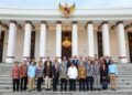 Rombongan JUBH dan Otorita IKN berfoto di depan Kantor Kepresidenan IKN. (FOTO: Humas Otorita IKN)