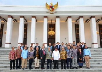Rombongan JUBH dan Otorita IKN berfoto di depan Kantor Kepresidenan IKN. (FOTO: Humas Otorita IKN)