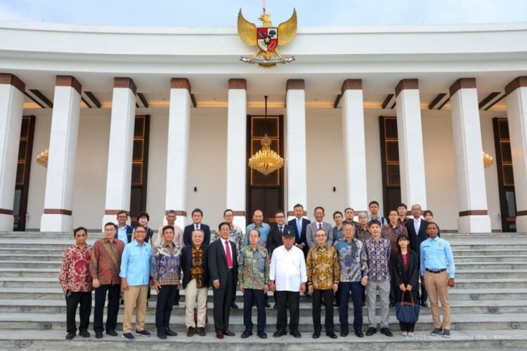 Rombongan JUBH dan Otorita IKN berfoto di depan Kantor Kepresidenan IKN. (FOTO: Humas Otorita IKN)
