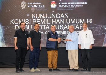 Kepala Otorita IKN dan jajaran KPU RI berfoto bersama usai pemaparan pembangunan Nusantara. (Dok. Humas Otorita IKN)