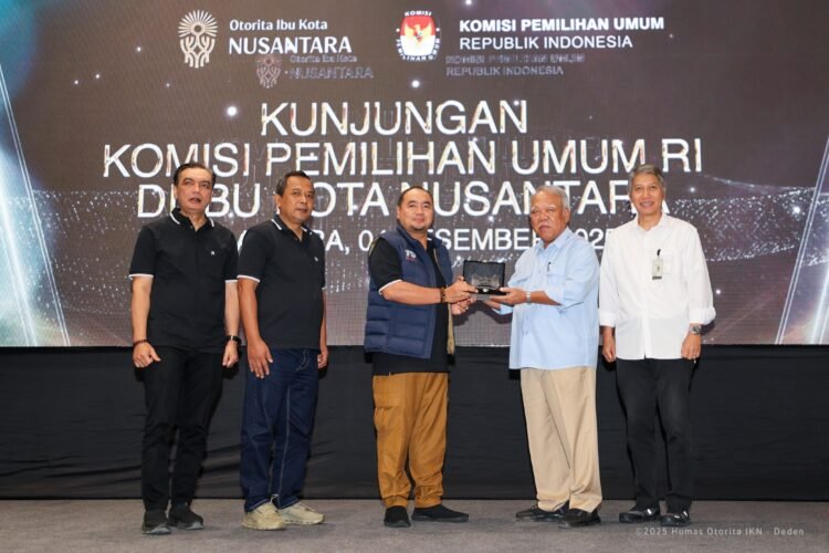 Kepala Otorita IKN dan jajaran KPU RI berfoto bersama usai pemaparan pembangunan Nusantara. (Dok. Humas Otorita IKN)