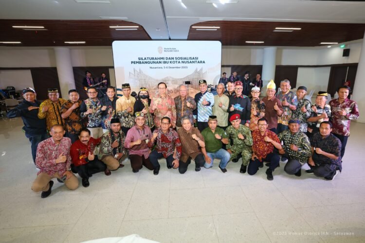 Kepala Otorita IKN Basuki Hadimuljono berfoto bersama tokoh adat dan agama usai kegiatan Silaturahmi dan Sosialisasi Pembangunan IKN di Nusantara, Jumat (5/12/2025). (Dok. Humas Otorita IKN)