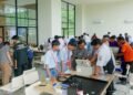 IKN latih siswa SMK rancang dan rawat pembangkit listrik tenaga surya. (Dok. Humas Otorita IKN)
