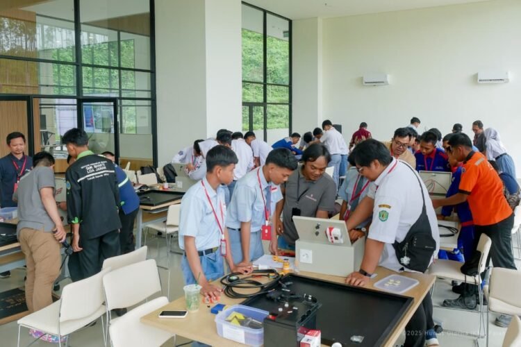 IKN latih siswa SMK rancang dan rawat pembangkit listrik tenaga surya. (Dok. Humas Otorita IKN)