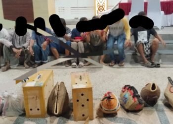 Tim Patroli 110 mengamankan sejumlah warga dan peralatan sabung ayam saat operasi penindakan perjudian di Balikpapan. (Dok. MHD/PortalBalikpapan)