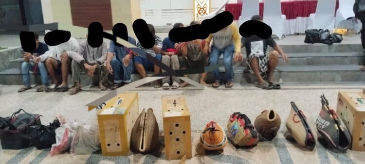 Tim Patroli 110 mengamankan sejumlah warga dan peralatan sabung ayam saat operasi penindakan perjudian di Balikpapan. (Dok. MHD/PortalBalikpapan)