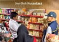 Petugas OIKN dan BPOM memeriksa kemasan produk pangan di salah satu gerai oleh-oleh Nusantara. (Dok. Humas Otorita IKN)