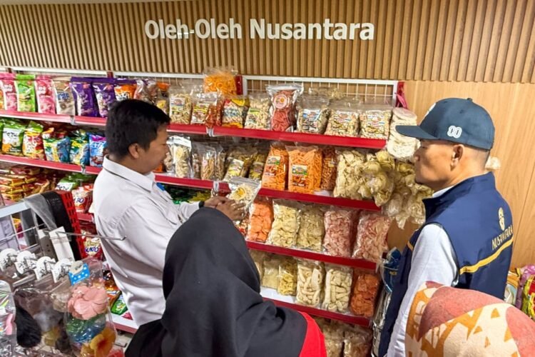 Petugas OIKN dan BPOM memeriksa kemasan produk pangan di salah satu gerai oleh-oleh Nusantara. (Dok. Humas Otorita IKN)